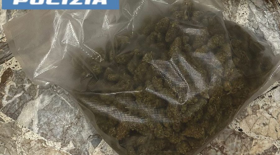 Coppietta in fuga con mezzo kg di droga: arrestati