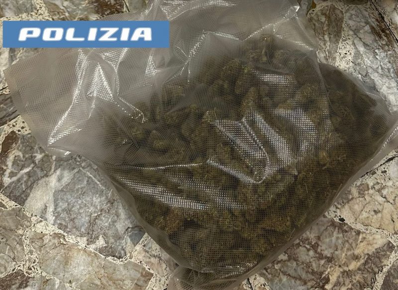 Coppietta in fuga con mezzo kg di droga: arrestati