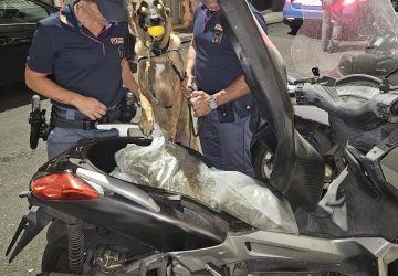 Sotto il sellino dello scooter nasconde 2,5 kg di droga: arrestato 35enne