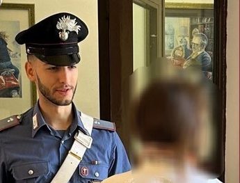 Pretende di parlare con la ex e le rompe la porta di casa: intervengono i Carabinieri e lo arrestano