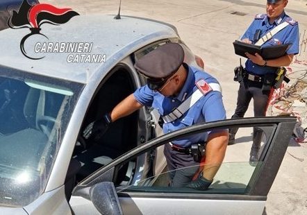 Acireale, sorpreso a spacciare crack in un parcheggio: arrestato 46enne