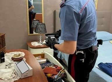 Nascondeva la cocaina in camera da letto: arrestato spacciatore