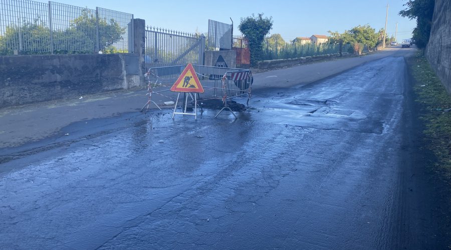 Perdita d’acqua da 2 settimane in zona Pozzo San Paolo a Macchia di Giarre