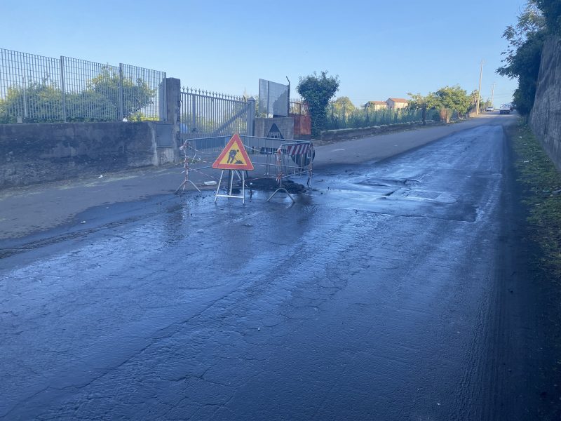 Perdita d’acqua da 2 settimane in zona Pozzo San Paolo a Macchia di Giarre