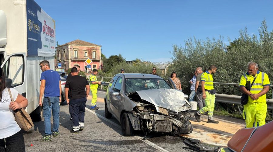 Incidente lungo la SS114 a Mangano: 4 feriti