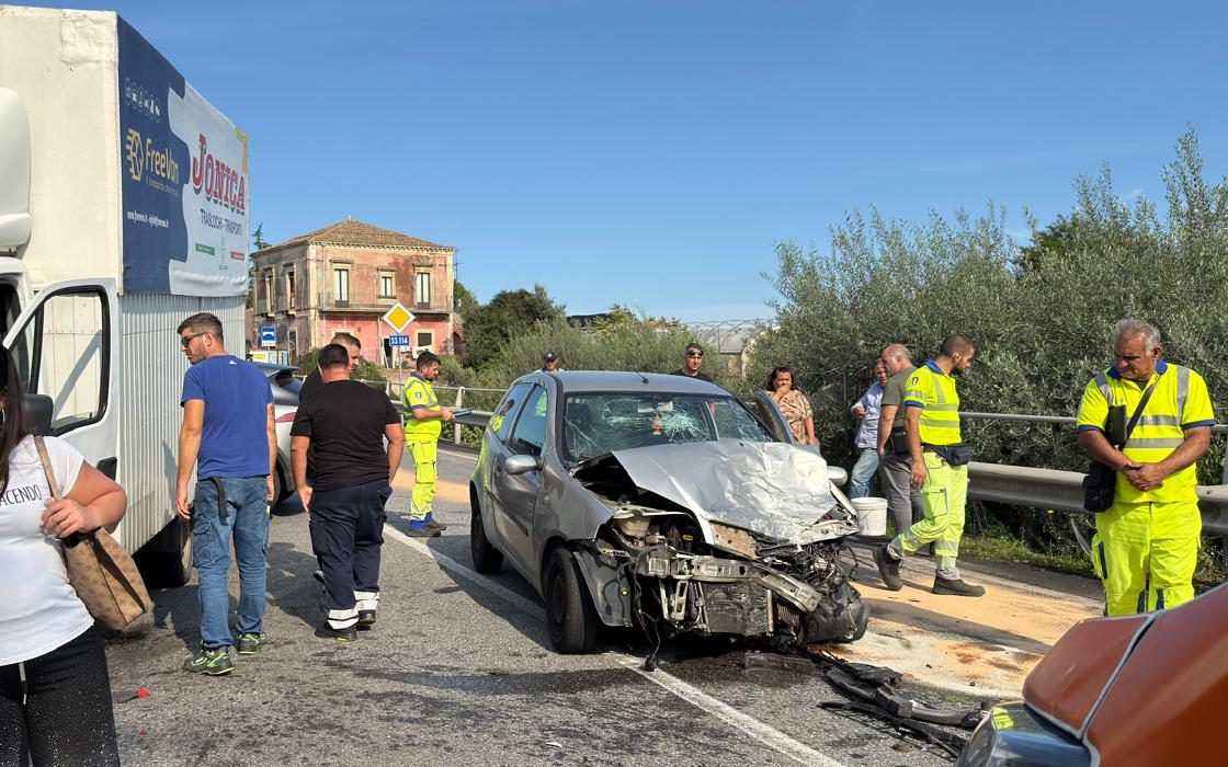 Incidente lungo la SS114 a Mangano: 4 feriti