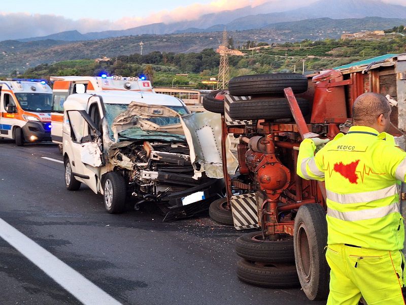 A18, grave incidente nei pressi di Fiumefreddo. Tragico bilancio: 1 morto e 3 feriti. La vittima è un 20enne di Piedimonte