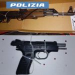 In garage conserva kalashnikov, pistola e droga: manette per un 30enne