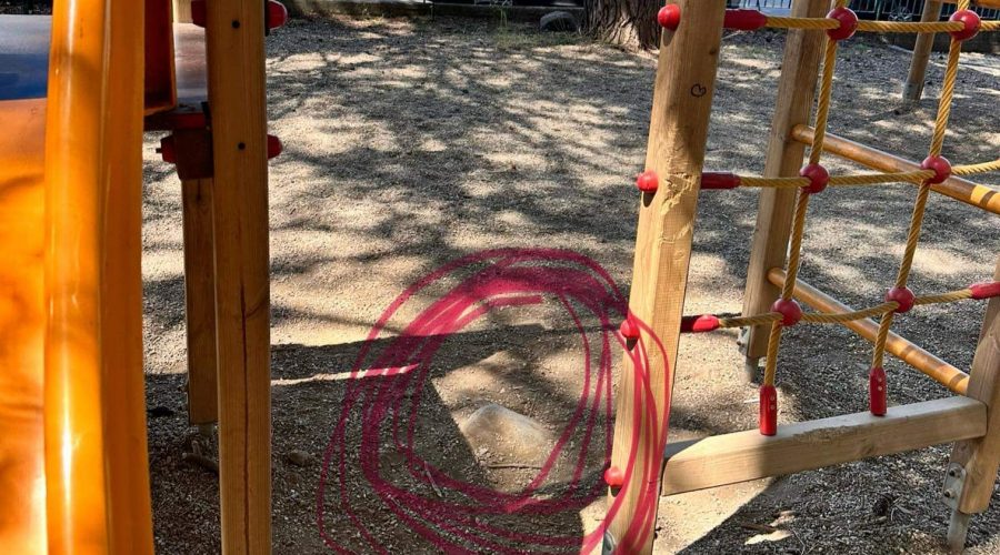 Giarre, grosse pietre pericolose affiorano nell’area ludica per bimbi di piazza Immacolata