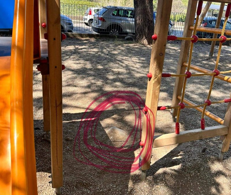 Giarre, grosse pietre pericolose affiorano nell’area ludica per bimbi di piazza Immacolata