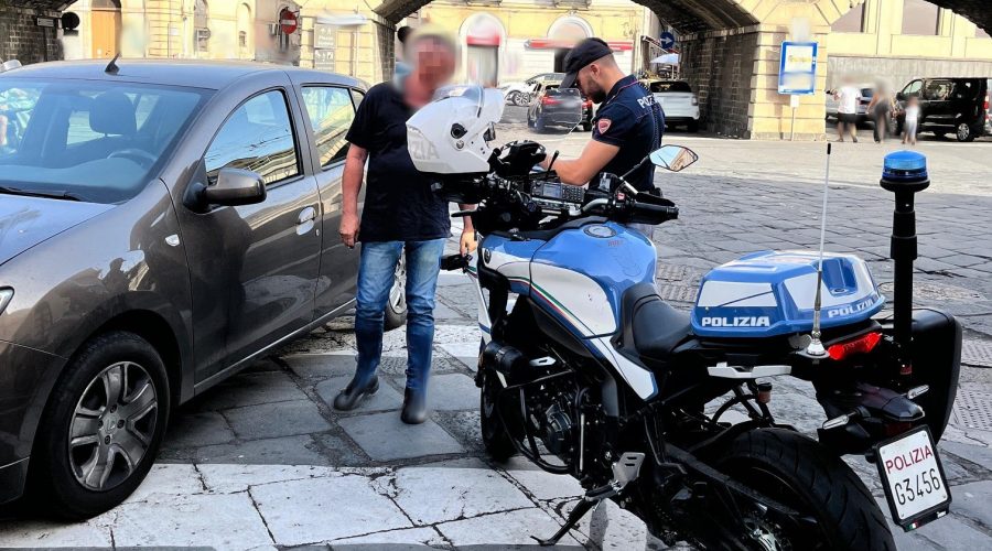 Contrasto ai parcheggiatori abusivi: beccati in 11. Scattano sanzioni e denunce