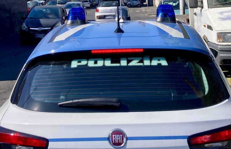 Viola i domiciliari per una “passeggiata”: avvistato dagli agenti fugge via. Arrestato