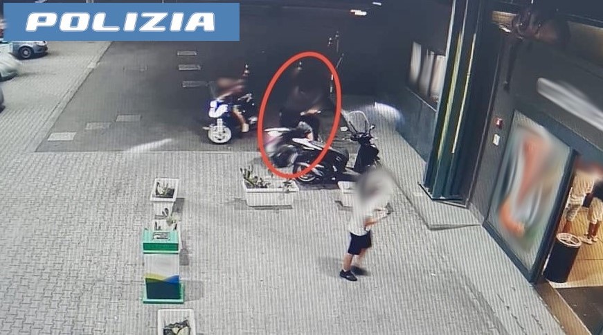 Rubano uno scooter ma vengono riconosciuti dai tatuaggi: arrestati due giovani