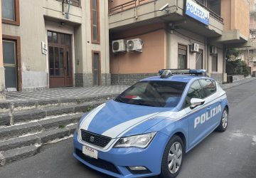 Tenta di lanciarsi dal balcone: afferrato "al volo" dai poliziotti