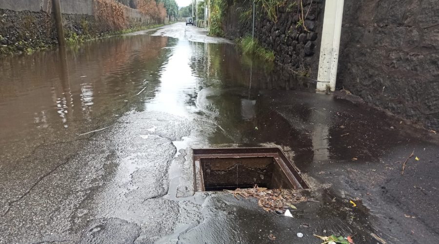 Mascali, per la pioggia salta una botola e lo “sperto” di turno la ruba