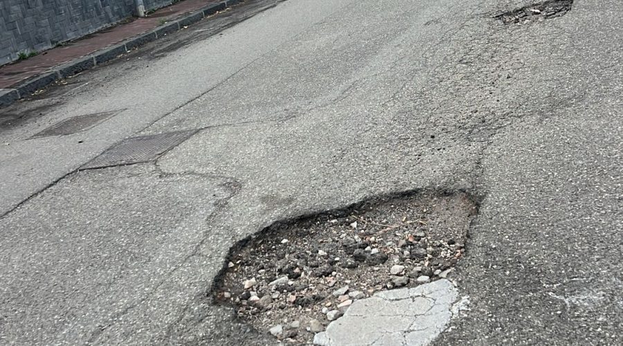 Giarre: via Ugo Foscolo e via Montale paragonabili ad un campo da golf. In attesa che il Comune intervenga