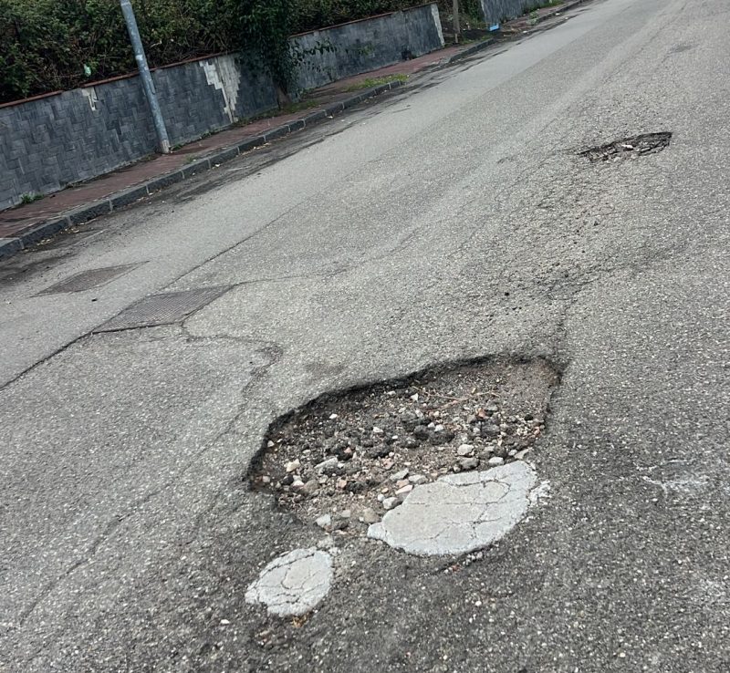 Giarre: via Ugo Foscolo e via Montale paragonabili ad un campo da golf. In attesa che il Comune intervenga