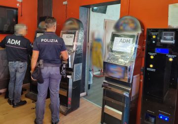 Sequestrate slot machine irregolari in un chiosco, sanzioni per 68 mila euro