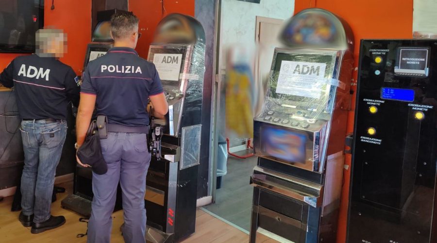 Sequestrate slot machine irregolari in un chiosco, sanzioni per 68 mila euro