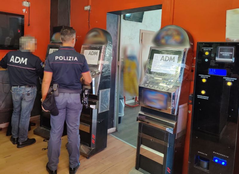 Sequestrate slot machine irregolari in un chiosco, sanzioni per 68 mila euro