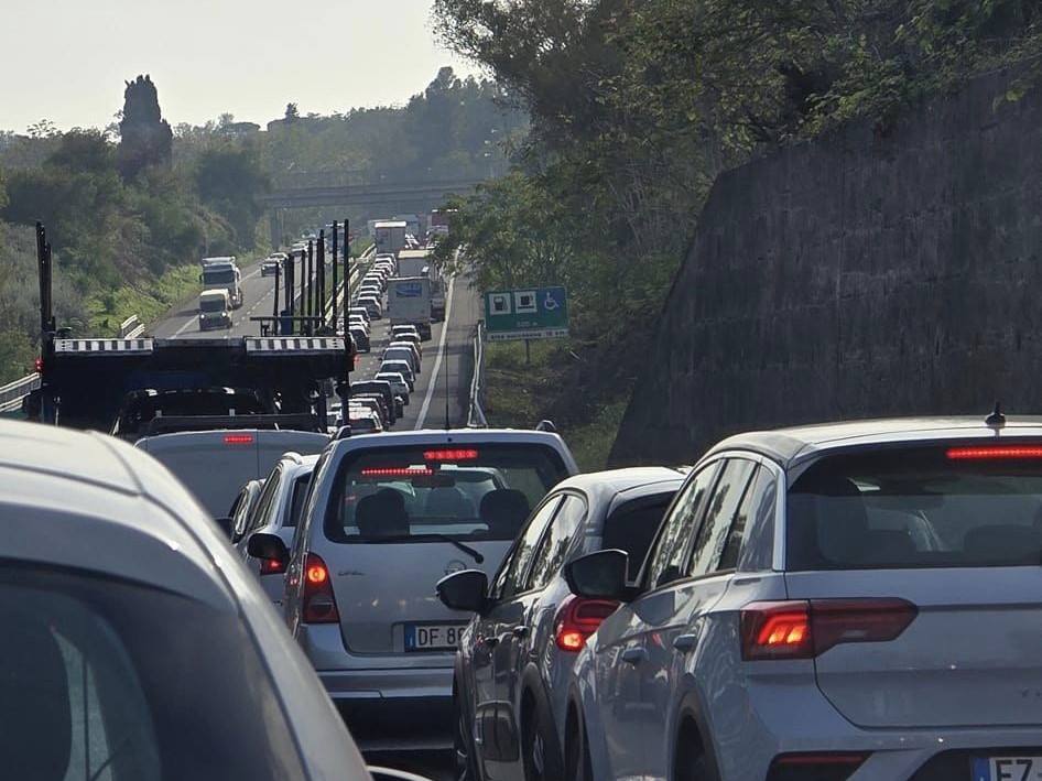 Autostrada A18: scontro bus-tir tra Acireale e Catania. Lunghe code