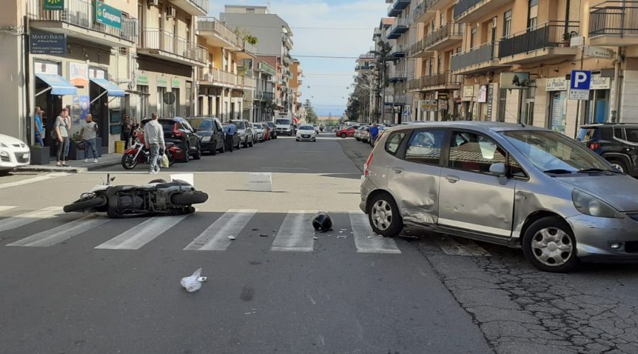 Giarre, scontro auto scooter: ferito 50enne