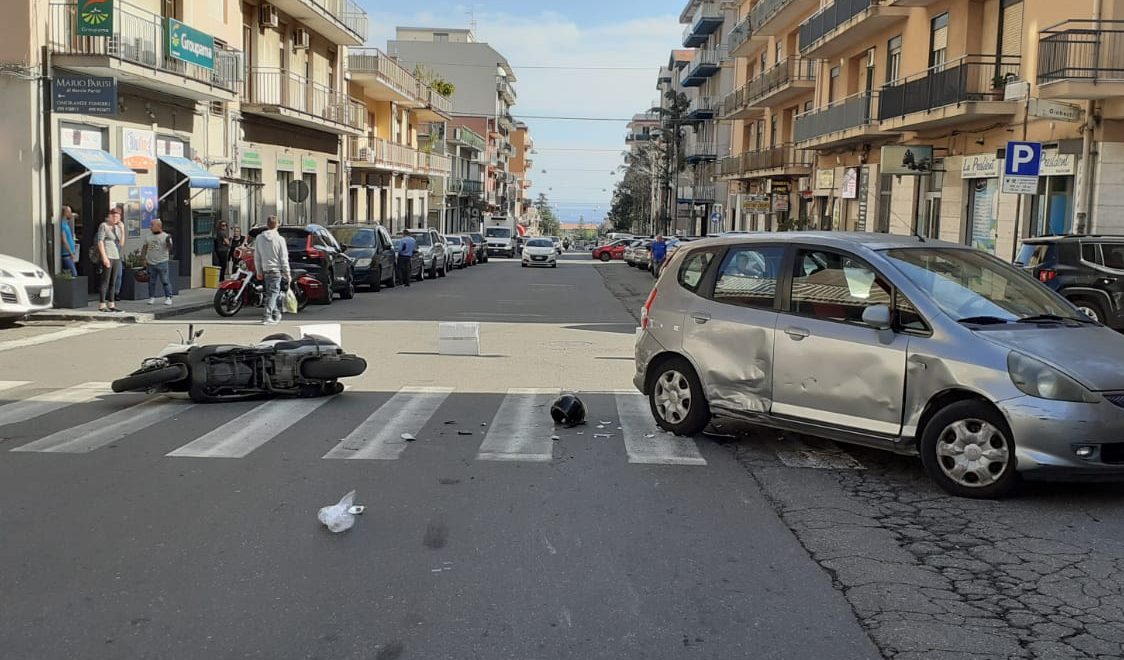 Giarre, scontro auto scooter: ferito 50enne