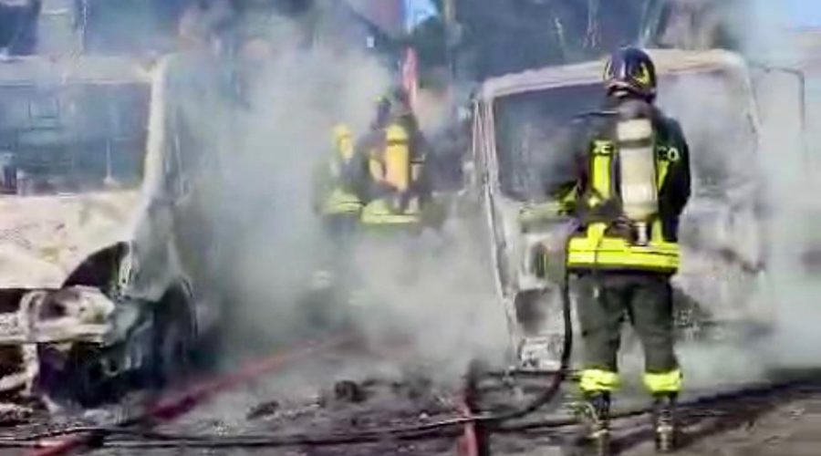 Incendio nel parcheggio di un’azienda di trasporti: distrutti 3 camion