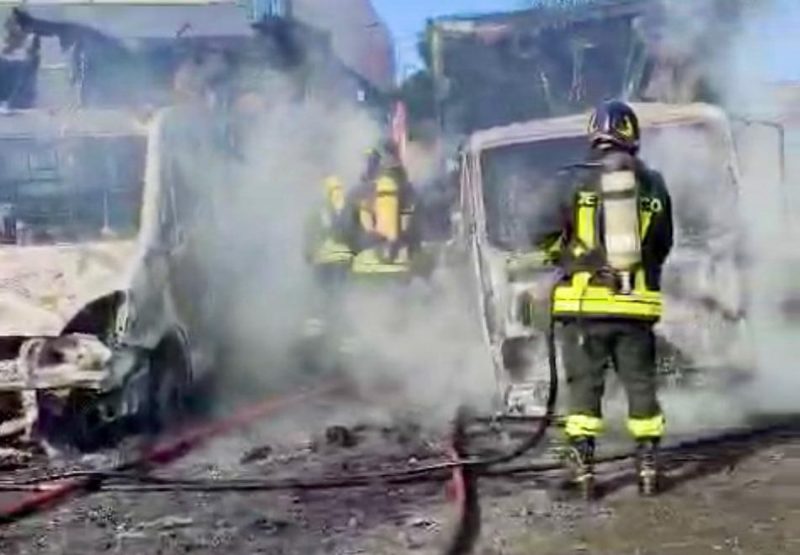 Incendio nel parcheggio di un’azienda di trasporti: distrutti 3 camion