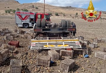 Mezzo pesante esce fuori strada e si ribalta sulla SS 417: grave il conducente