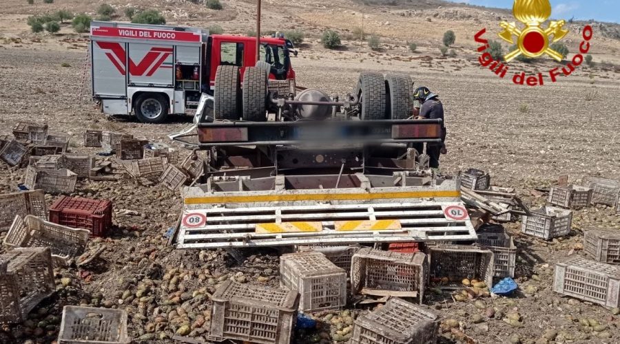 Mezzo pesante esce fuori strada e si ribalta sulla SS 417: grave il conducente