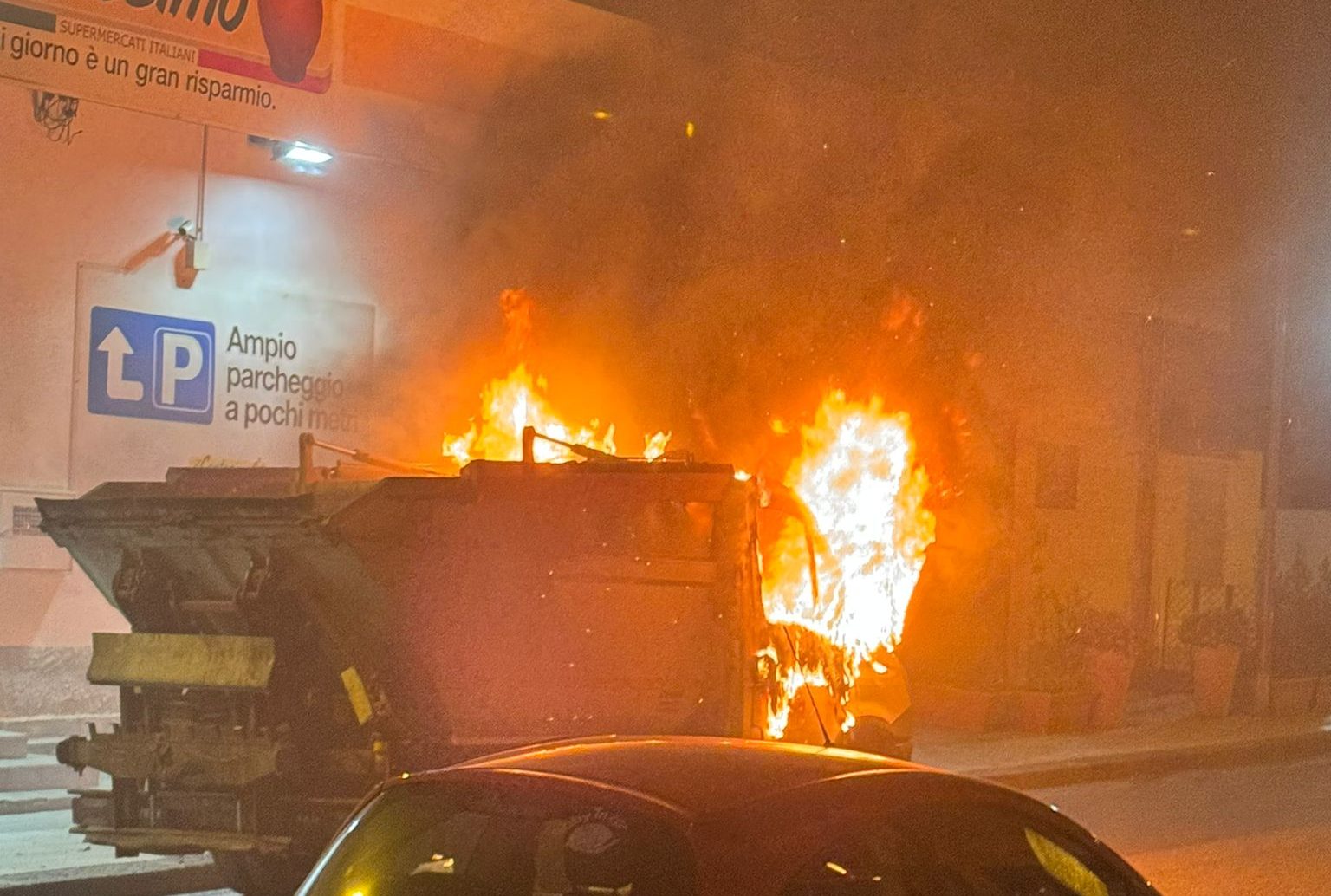 Acireale, a fuoco mezzo della nettezza urbana