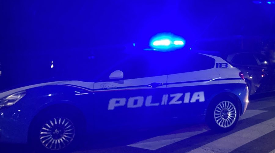 Accoltella ripetutamente la madre che gli nega i soldi per la droga: arrestato