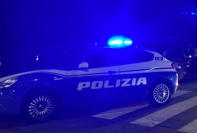 A passeggio su un’auto rubata. Scoperti fuggono a piedi. Uno inseguito e arrestato