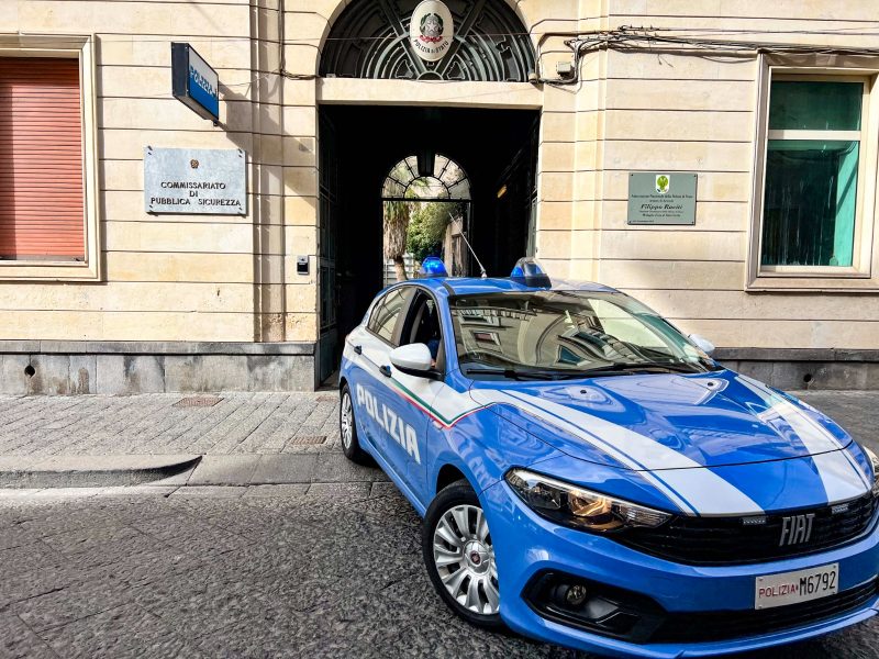 Acireale, guida uno scooter rubato a Taormina: denunciato 19enne