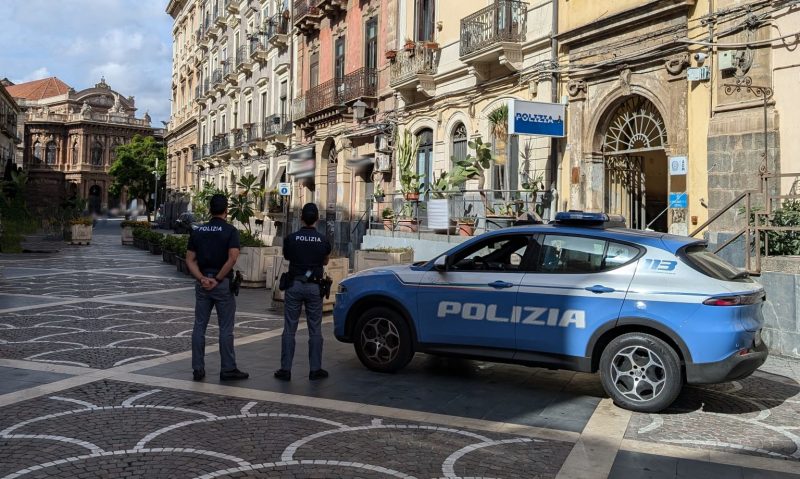 Parcheggiatore abusivo e “prepotente” molesta automobilisti e danneggia le auto: arrestato