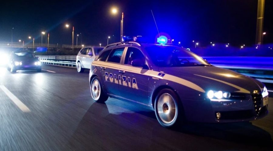 Tenta di compiere gesto estremo in autostrada: salvata in extremis dalla Polizia