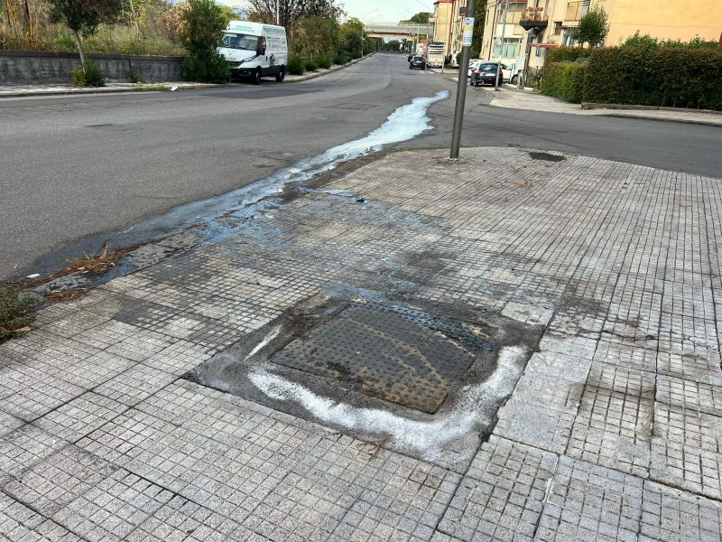 Giarre: reflui fognari invadono le strade del quartiere Satellite. Protestano i residenti