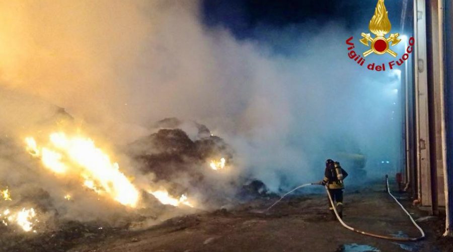 Vasto incendio di rifiuti in un’azienda di raccolta differenziata a Grammichele