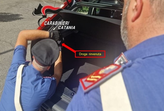 Randazzo, rischia un incidente per evitare i Carabinieri: 31enne denunciata per droga