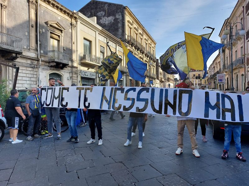 Una Giarre commossa saluta il “presidentissimo” Nello Guglielmino