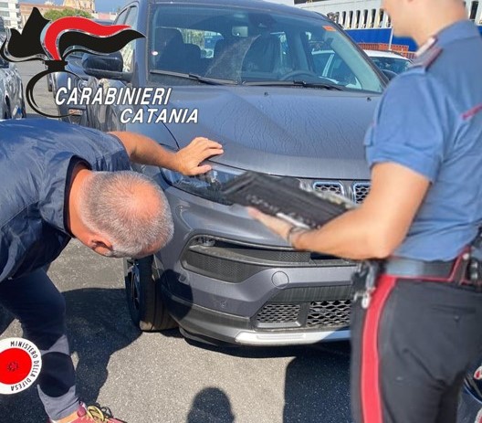 “Sgamati” mentre tentano di rubare un’auto nuova di zecca: arrestati in tre