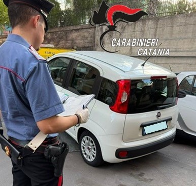 Carabinieri scoprono cortile condominiale adibito a deposito di auto rubate: restituite ai proprietari 4 vetture