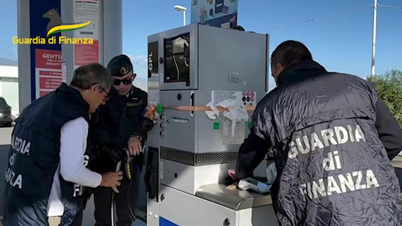 Acireale, sequestrato impianto di distribuzione GPL di stazione di rifornimento: effettuava rifornimento a bombole per uso domestico