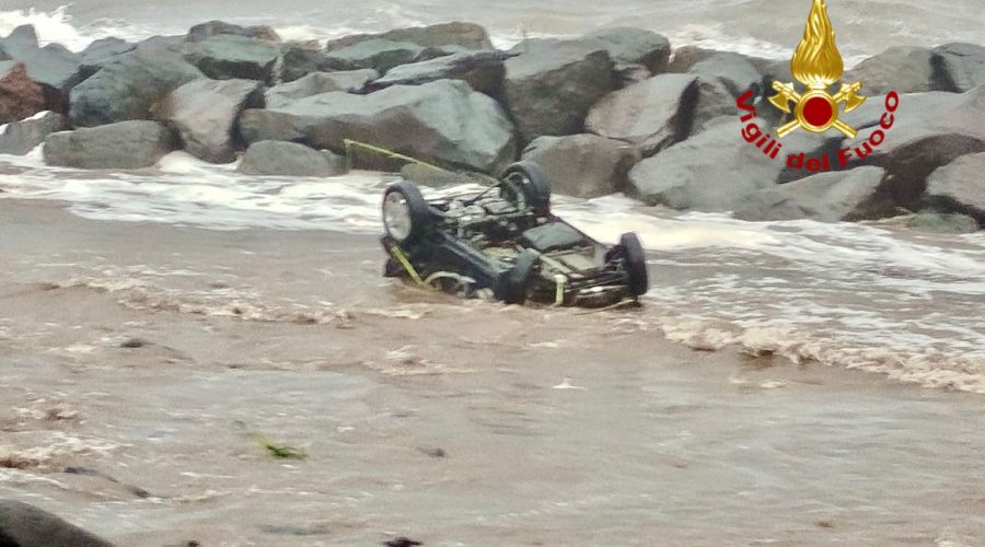 Torre Archirafi, coniugi salvano occupanti auto in panne durante l’esondazione del Torrente Babbo VIDEO