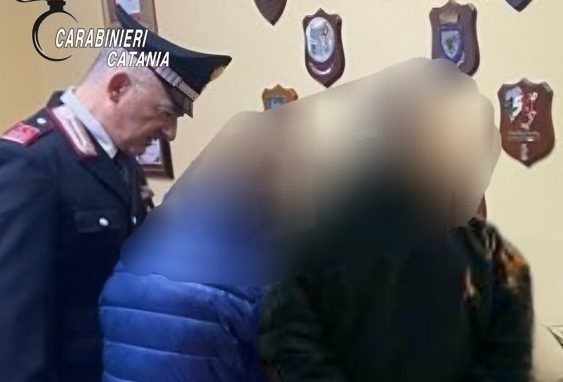 Rubano una borsa in una rivendita di tabacchi ad Acireale: denunciata una coppia di borseggiatori