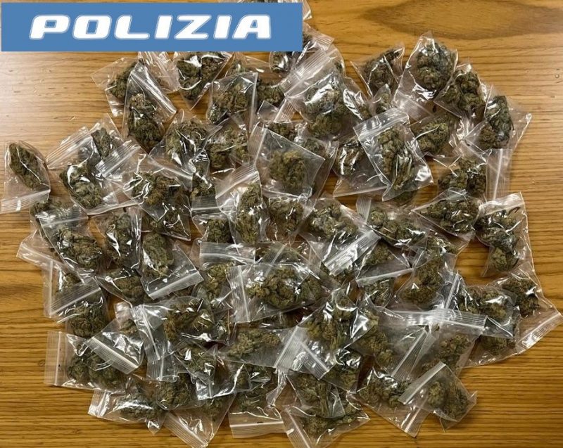 Tentano di fuggire con un centinaio di dosi di droga addosso: arrestati due 18enni