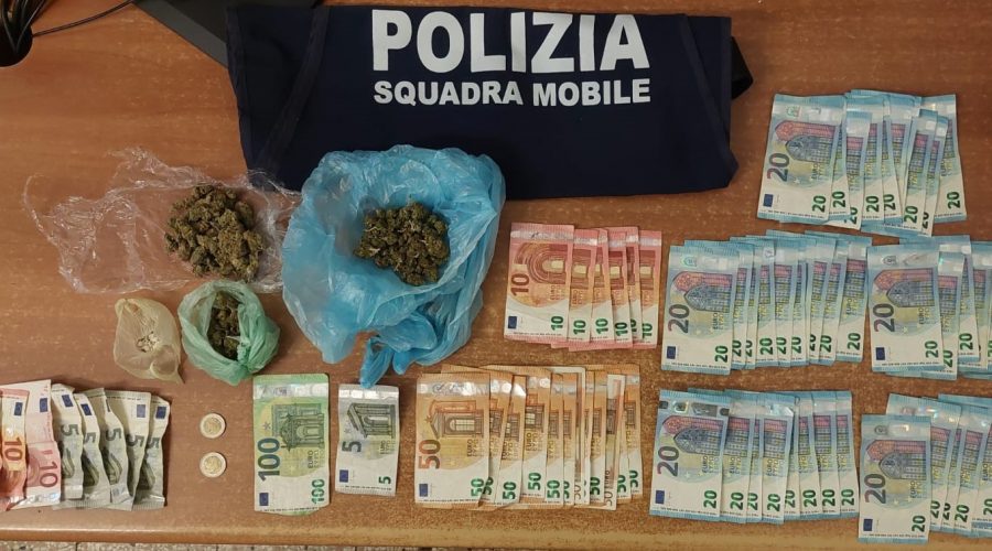 Pusher di 22 anni con crack e marijuana: arrestato