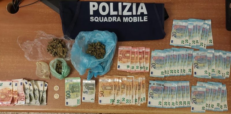 Pusher di 22 anni con crack e marijuana: arrestato