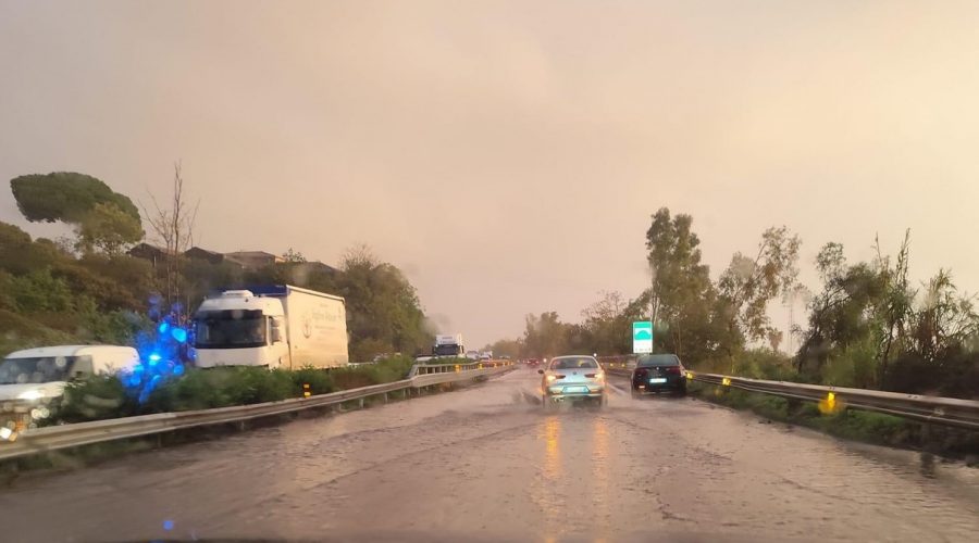 Maltempo, strade come torrenti nel Giarrese. Evacuate 5 famiglie a Giarre. Auto in mare a Riposto I VIDEO